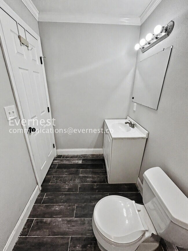 Building Photo - 1885 Shore Acres Blvd NE