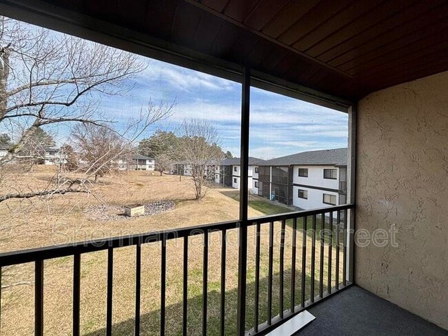 Building Photo - 607 Windsong Cir