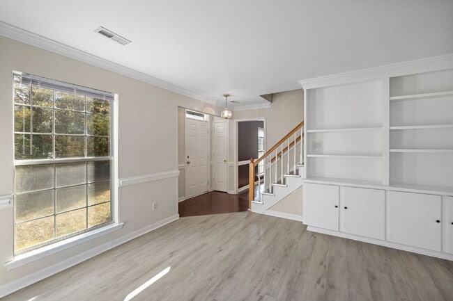 Building Photo - Experience a comfortable 3-bedroom, 3-bathroom single-family house.