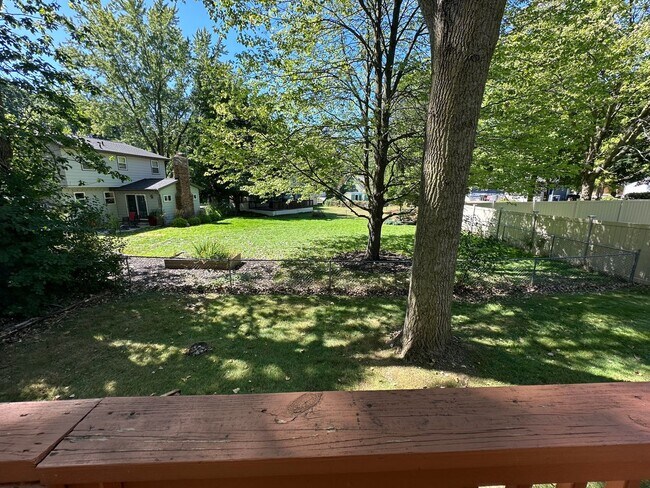 Building Photo - Single Family Home - Three Bedroom Tri-level!