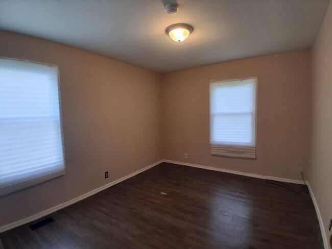 Building Photo - 908 Knollcrest Dr