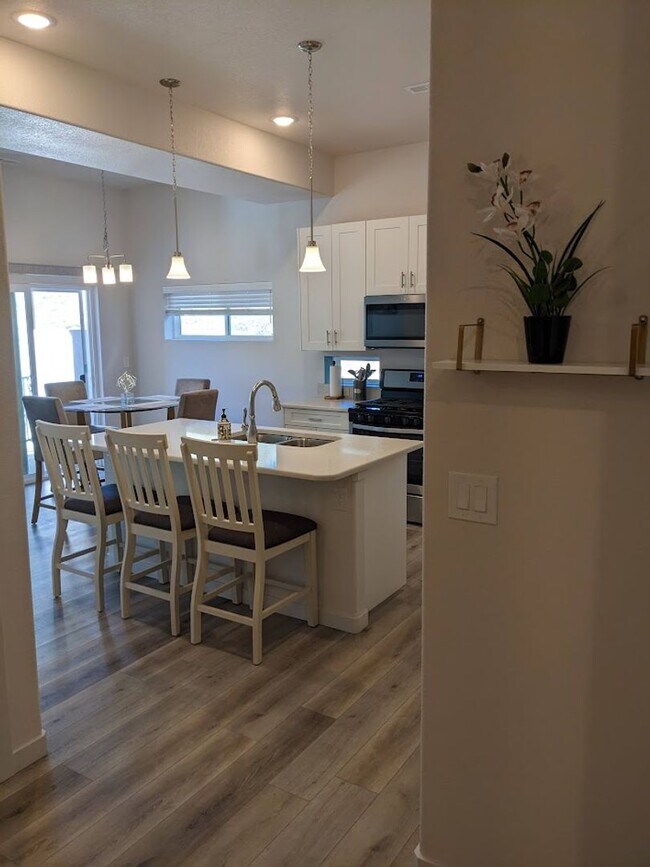 Building Photo - 3 Bed Luxury End Unit Townhome backs to Na...