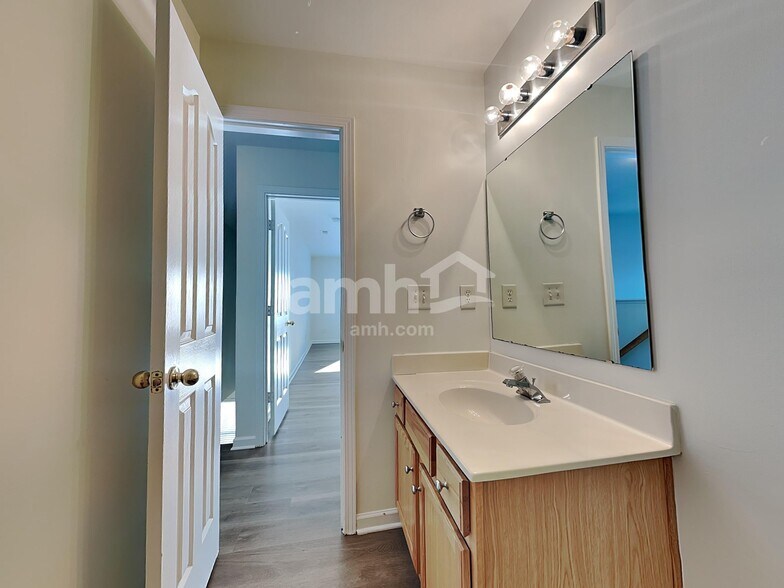 Building Photo - 8523 Greenware Trl