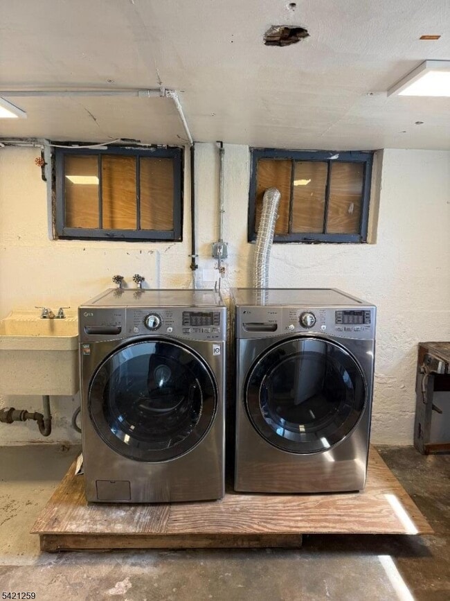 Building Photo - 33 Montclair Ave