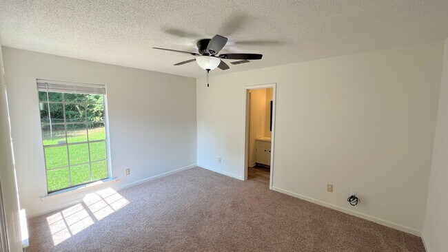 Building Photo - Lovely 3-Bedroom