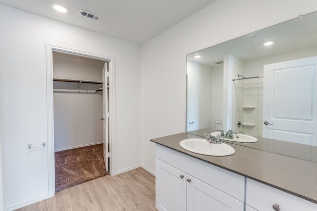 Building Photo - 4-BEDROOM HOME IN MISSION DEL LAGO