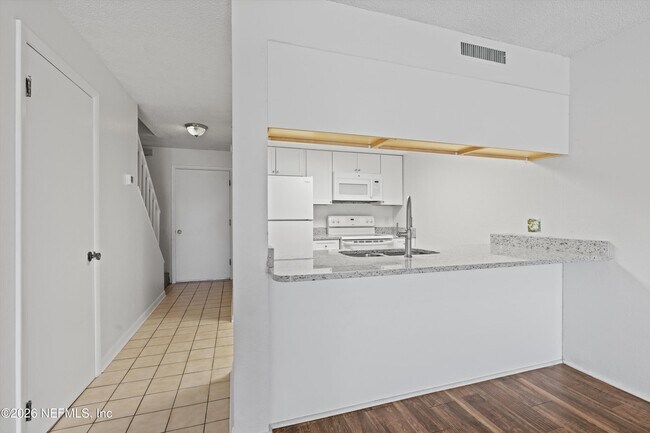 Building Photo - 11 Dondanville Rd