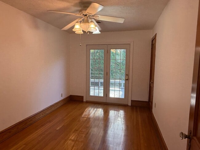 Building Photo - One Level Home! 3or 4 bedroom 1 bath with extra-large den, garage and extra storage on almost an ...