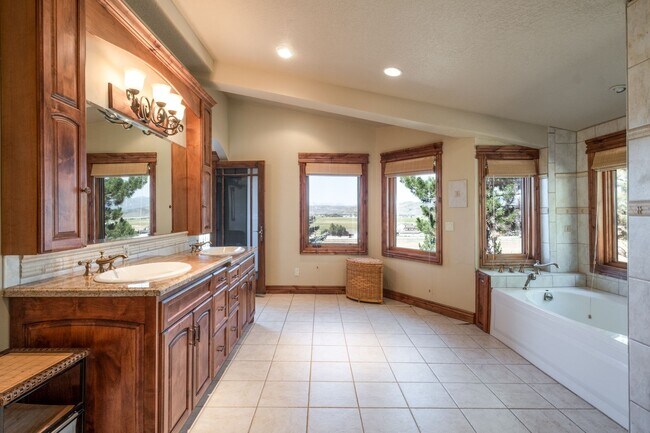 Building Photo - Private Hillside Ranch Home Available Wint...
