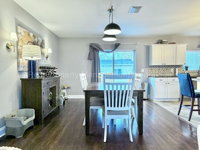 Building Photo - 3 Bed/2.5 Bath - Cape Cod Charm with Modern Comforts Throughout