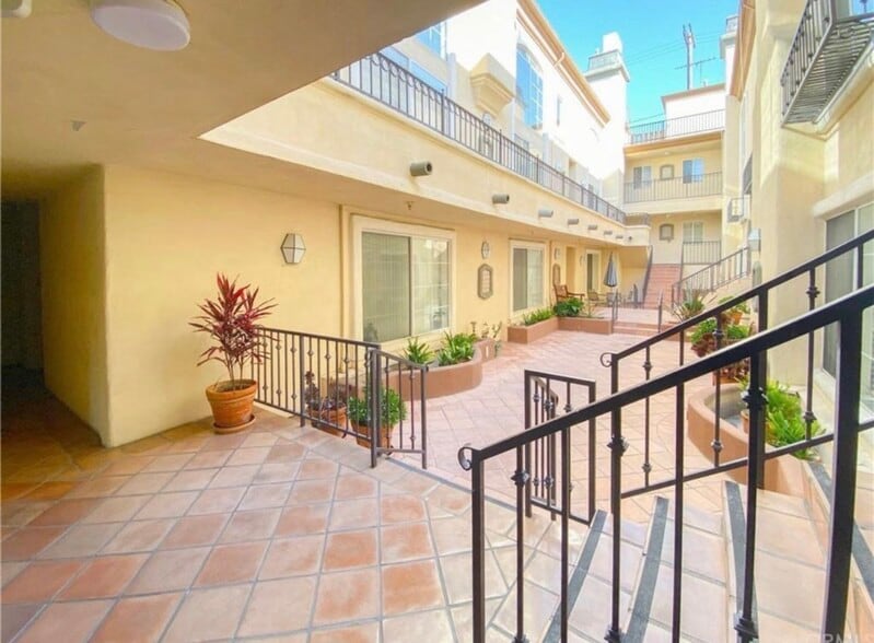 Building Photo - 7120 La Tijera Blvd
