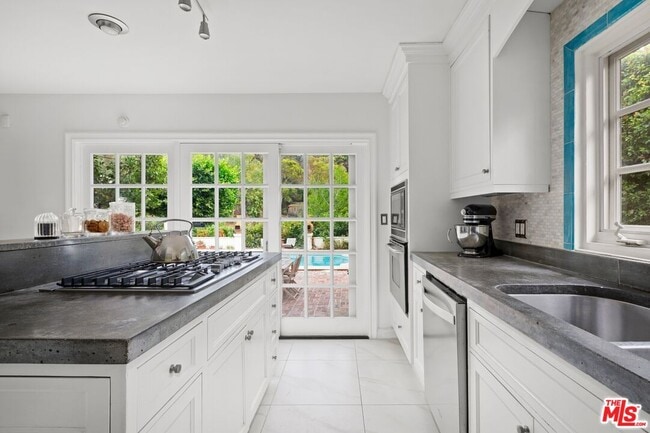 Building Photo - 10216 Cielo Dr