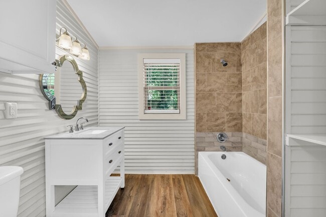 Building Photo - Renovated 3 Bedroom 3.5 Bath Home for Rent!