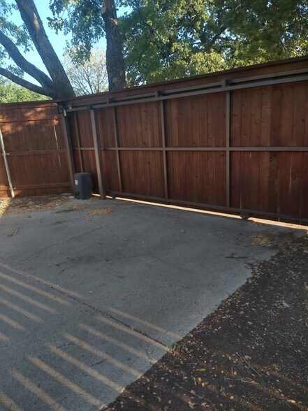 Building Photo - 2100 Arlena Dr