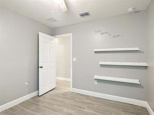 Building Photo - 3040 Lakes Crest Ave