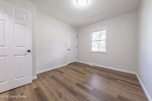 Building Photo - 309 E 6th St