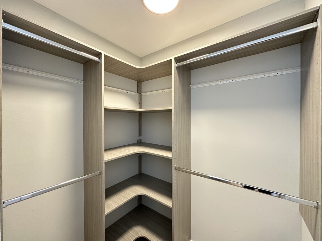 Building Photo - 1214 N La Salle Dr