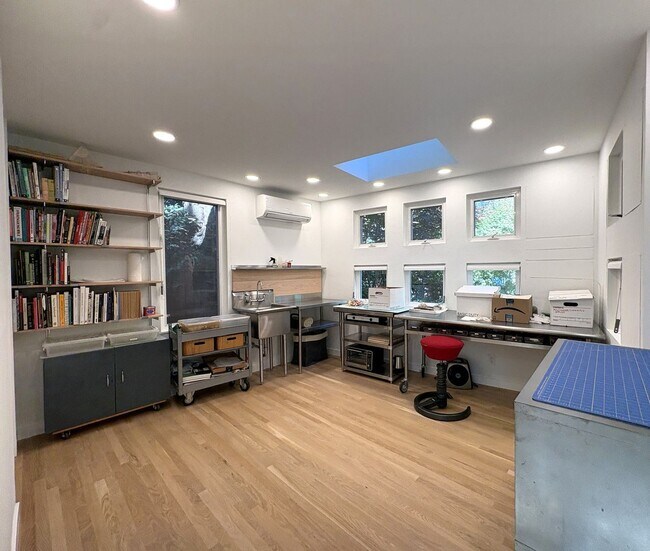 Building Photo - Modern Home availalble for lease in Menlo ...