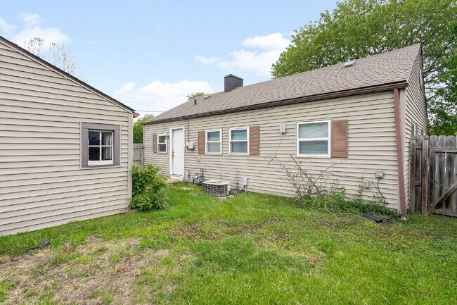 Building Photo - 402 E Chippewa Ave