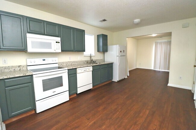 Building Photo - 560 Summit Terrace Court