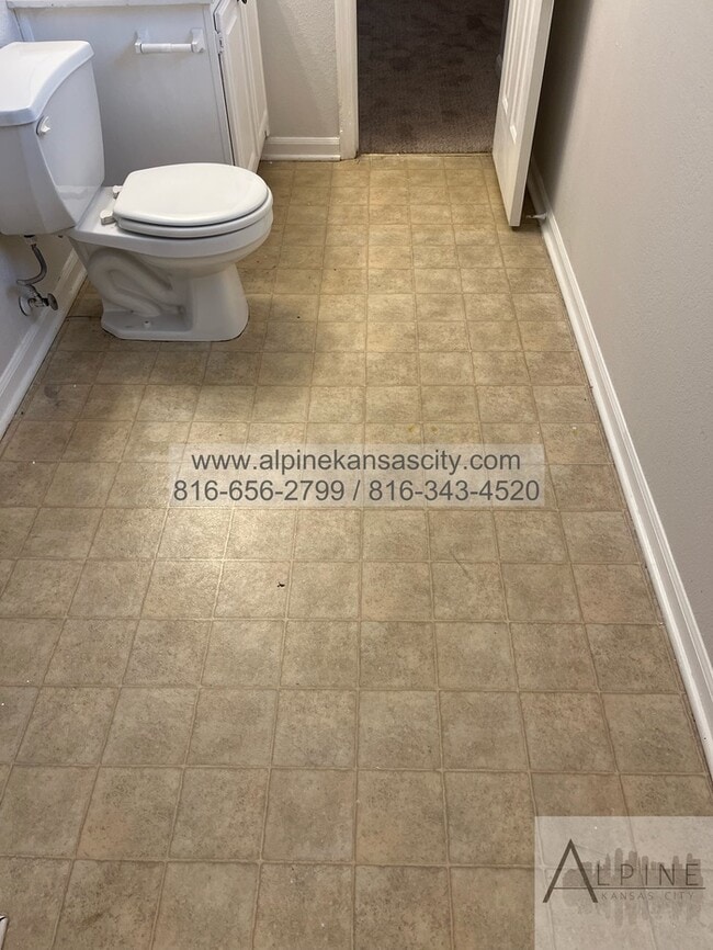 Building Photo - Spacious Gladstone Duplex, Croner Lot, 2 Car Garage!