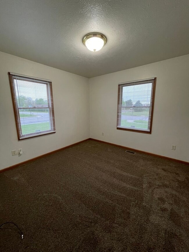 Building Photo - Beautiful 3 Bedroom-2 Bath on Goshen South...