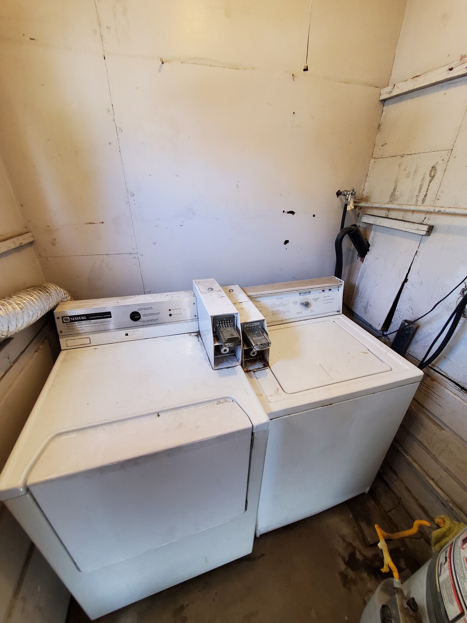 On-site laundry - 13108 S Vermont Ave