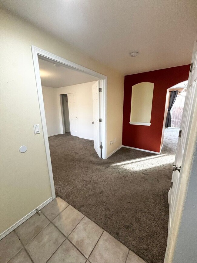 Building Photo - SW Bend House Near the Old Mill District, 4 Bdrms, 2.5 baths, A/C, Office/den, Dbl. Garage