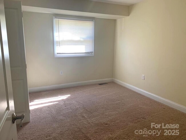 Building Photo - 1207 Green Oaks Ln