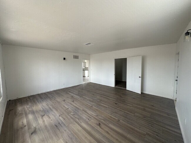 Building Photo - 5431 N Lakeshore Dr