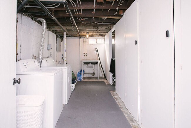 Building Photo - One of a kind house with on-site laundry, ...