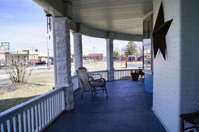 Building Photo - 304 S Lake St