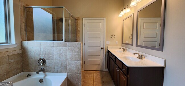 Building Photo - 525 Twelve Oaks Dr