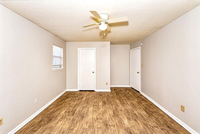 Building Photo - 248 Foxglen Rd