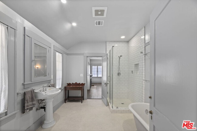 Building Photo - 344 S Kingsley Dr
