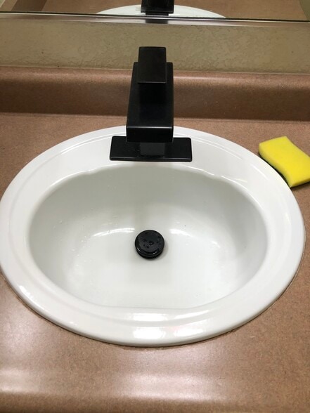 Bath #1 newer upgraded faucet - 10001 Woodcreek Oaks Blvd