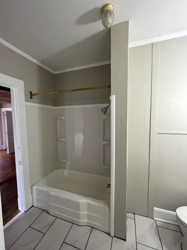 Building Photo - Beautifully rehabbed 4 Bedroom 2 Bath olde...