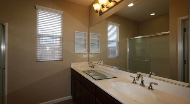 Building Photo - Beautiful 3 bed 2 bath located in Elk Grove!