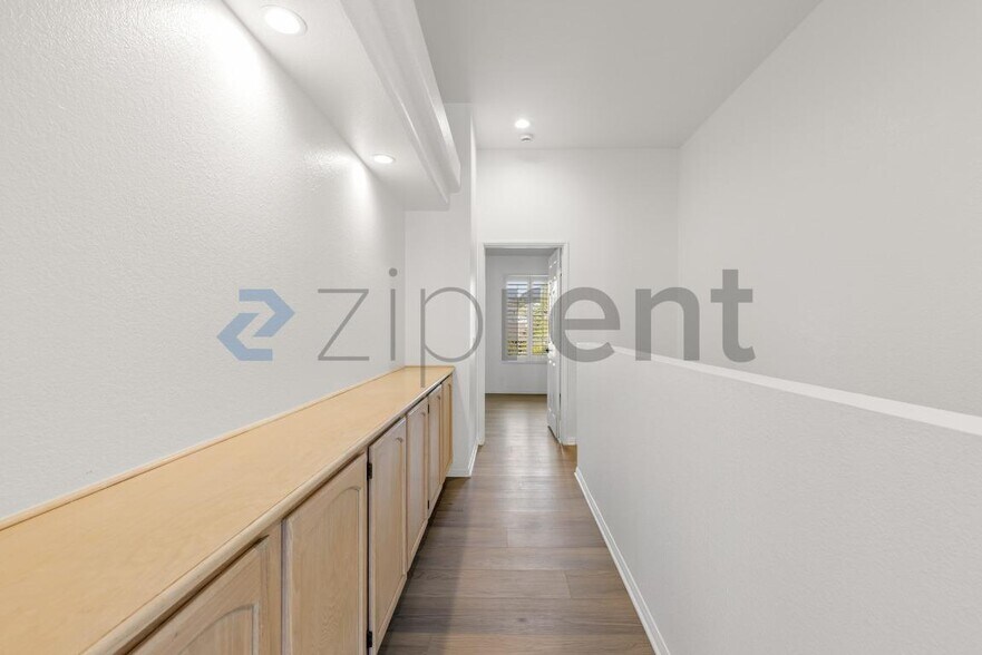 Building Photo - Unit
