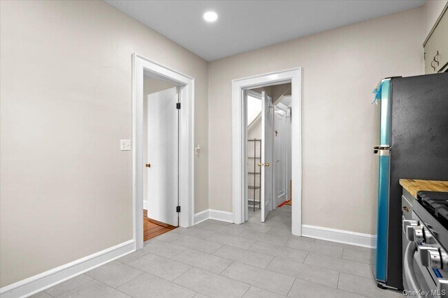 Building Photo - 78 Violet Ave