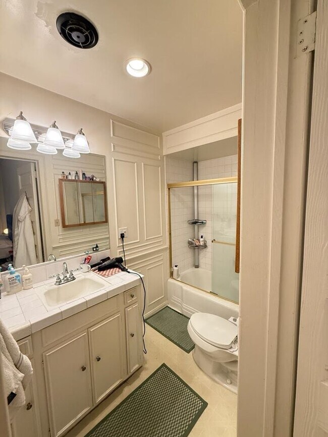 Building Photo - 9080 Shoreham Dr