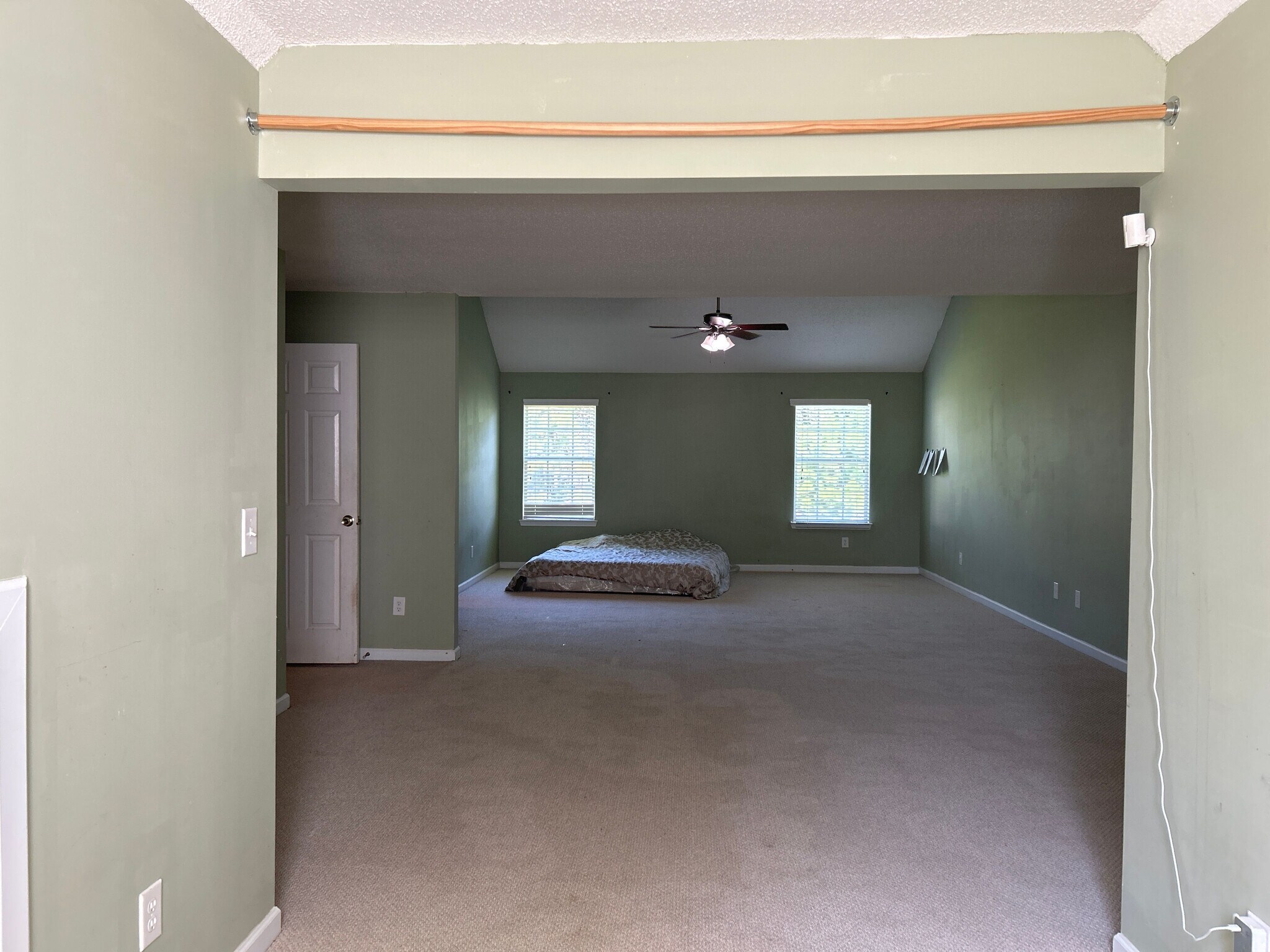 Building Photo - Room in House on Cabana Way