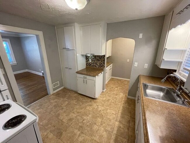 Building Photo - Charming 3 bedroom, 1.5 bathroom home in I...