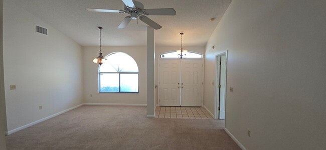 Building Photo - 3 Bed, 2 Bath, 2 Car garage.