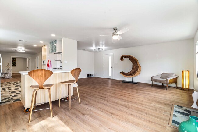 Building Photo - 117 Aliso Dr