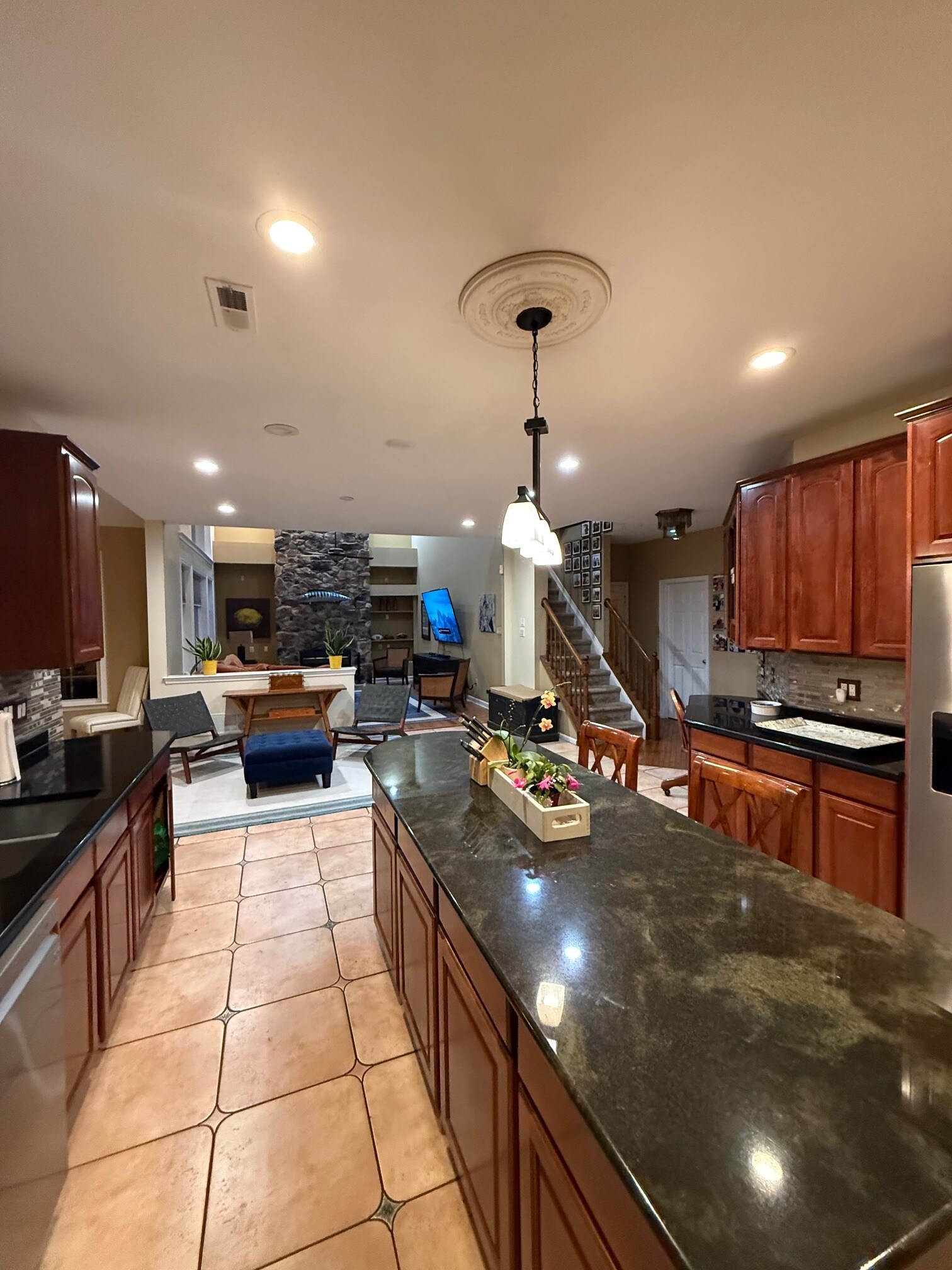 Kitchen - 1006 Glendevon Dr