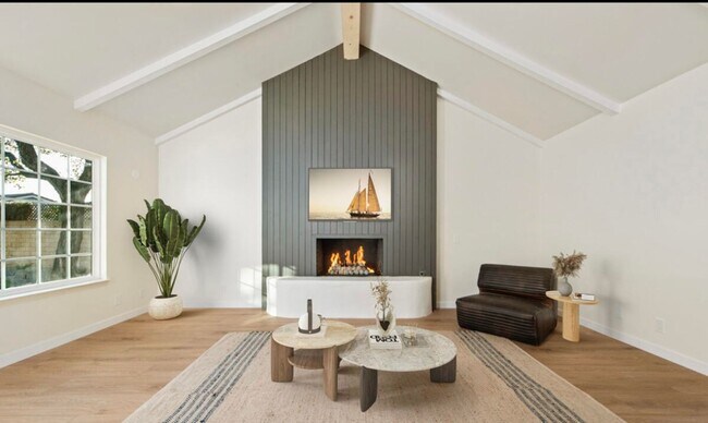 Building Photo - Beautifully Updated Single Story Custom Ho...