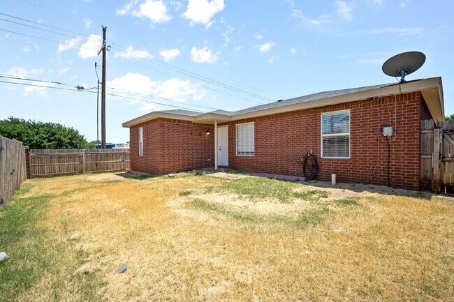 Building Photo - South Lubbock living at its finest!