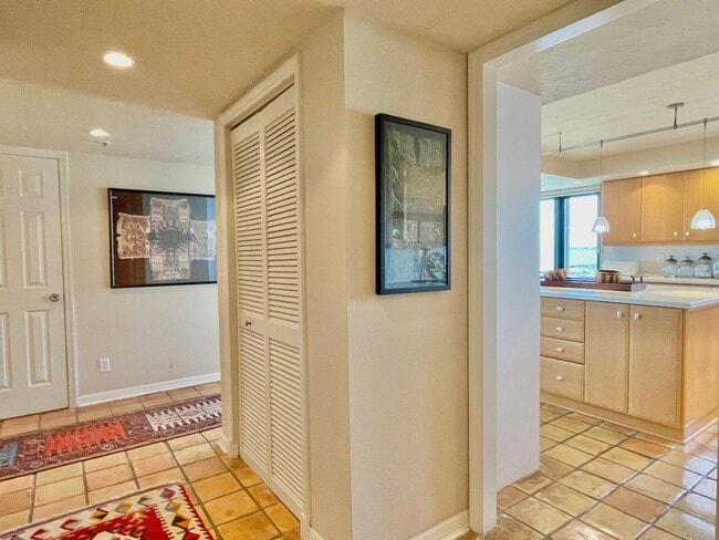 Building Photo - Sarasota Bay Penthouse
