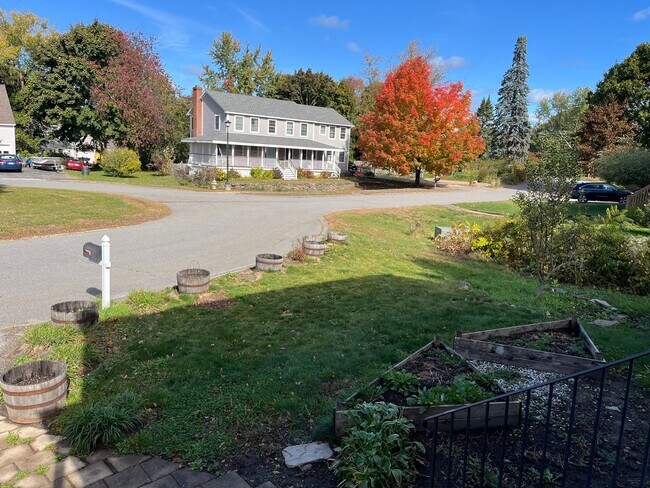 Building Photo - Rare Find Single Family Home in South Port...